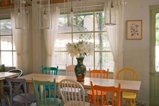 Chaises rénovées avec de la peinture colorée