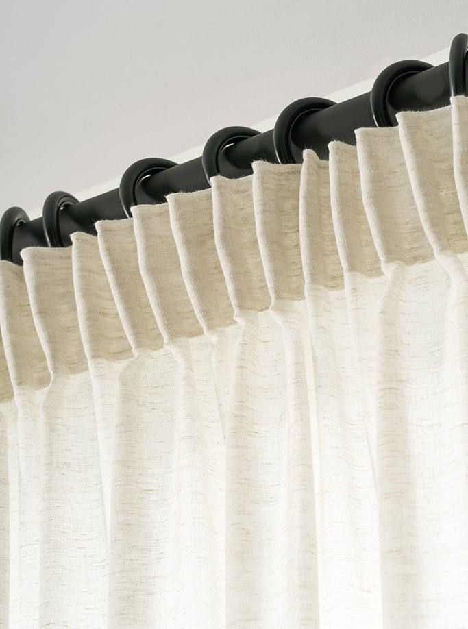 Rideaux et voilages sur mesure à Saint-Étienne & Montbrison : l’art de la finition parfaite 3 Détail finition store bateau sur mesure en tissu lin beige