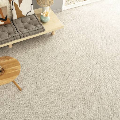 La moquette fait son grand retour : confort & élégance dans vos intérieurs (Saint-Étienne et Montbrison) 1 Détail texture moquette laine bouclée beige style naturel et résistant