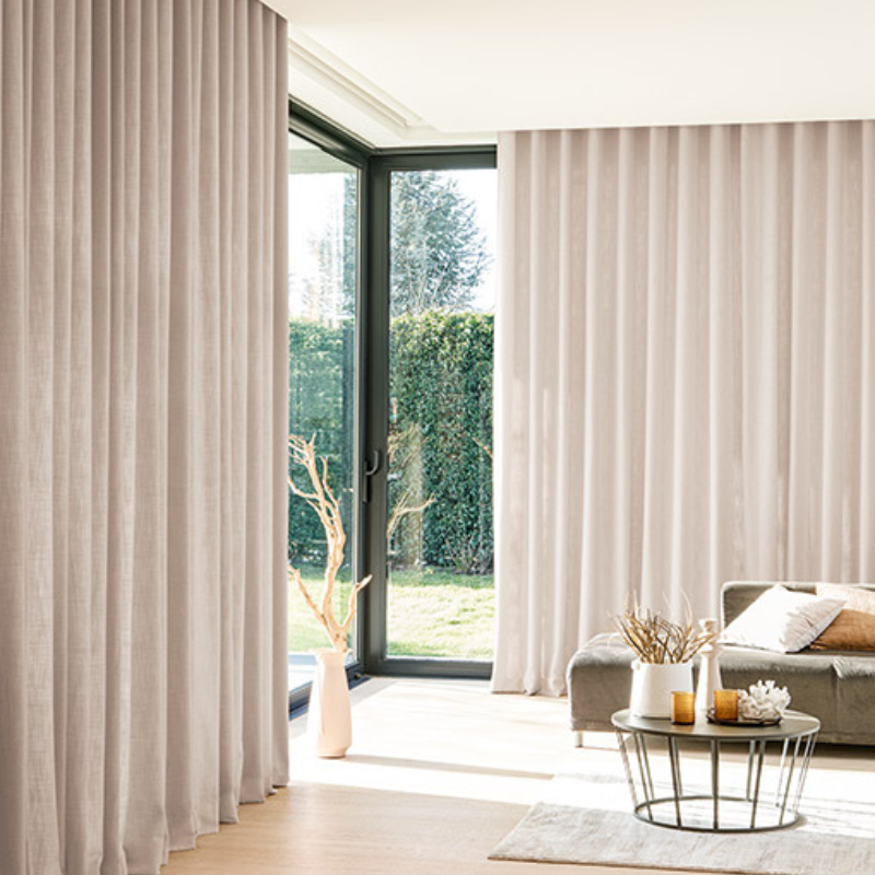 Rideaux et voilages sur mesure à Saint-Étienne & Montbrison : l’art de la finition parfaite