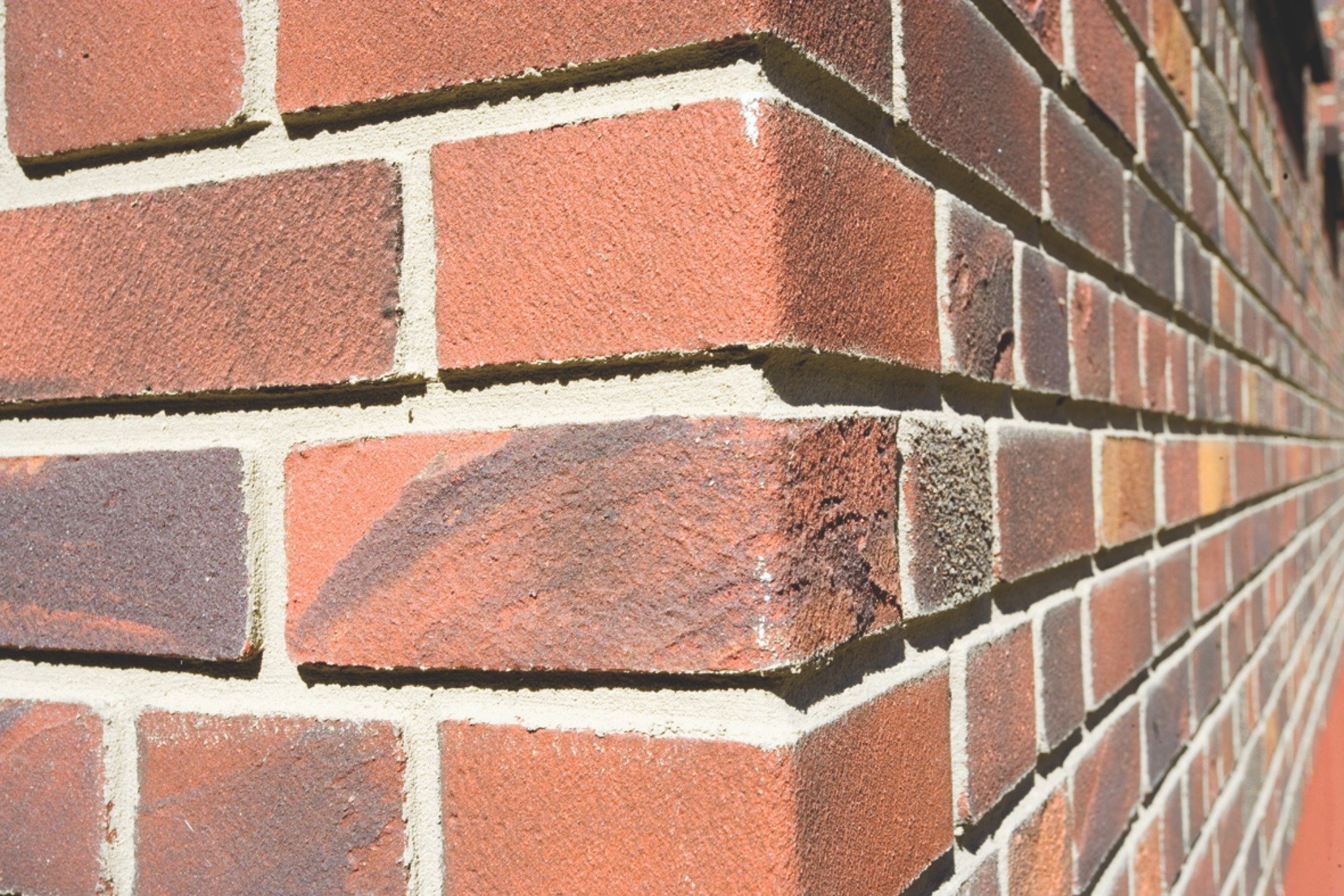 Détail angle façade ITE avec plaquettes de parement Meldorfer aspect brique rouge traditionnelle réaliste