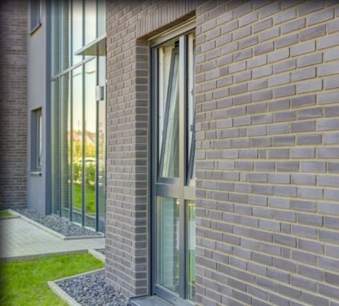 Façade contemporaine isolée par l'extérieur avec finition brique grise Meldorfer et architecture moderne