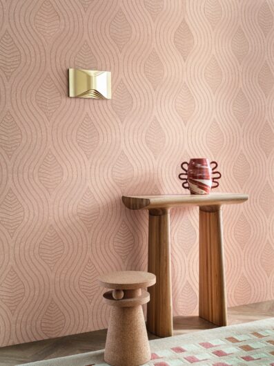 Papier peint rose poudré motifs ondes douces aspect textile pour chambre parentale cocooning