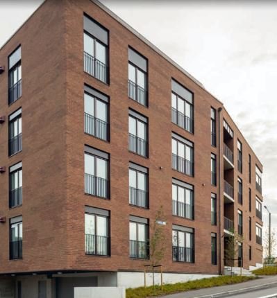 Rénovation thermique ITE d'un immeuble résidentiel avec finition esthétique brique rouge Caparol