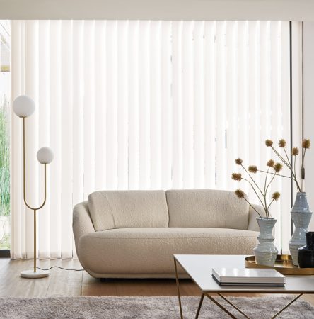 Store californien sur mesure à bandes verticales blanches pour grande baie vitrée