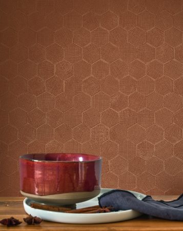 Détail papier peint géométrique couleur terracotta effet matière pour cuisine ou salle à manger