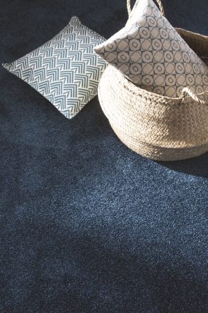 Gros plan moquette bleu nuit aspect velours confort acoustique et thermique