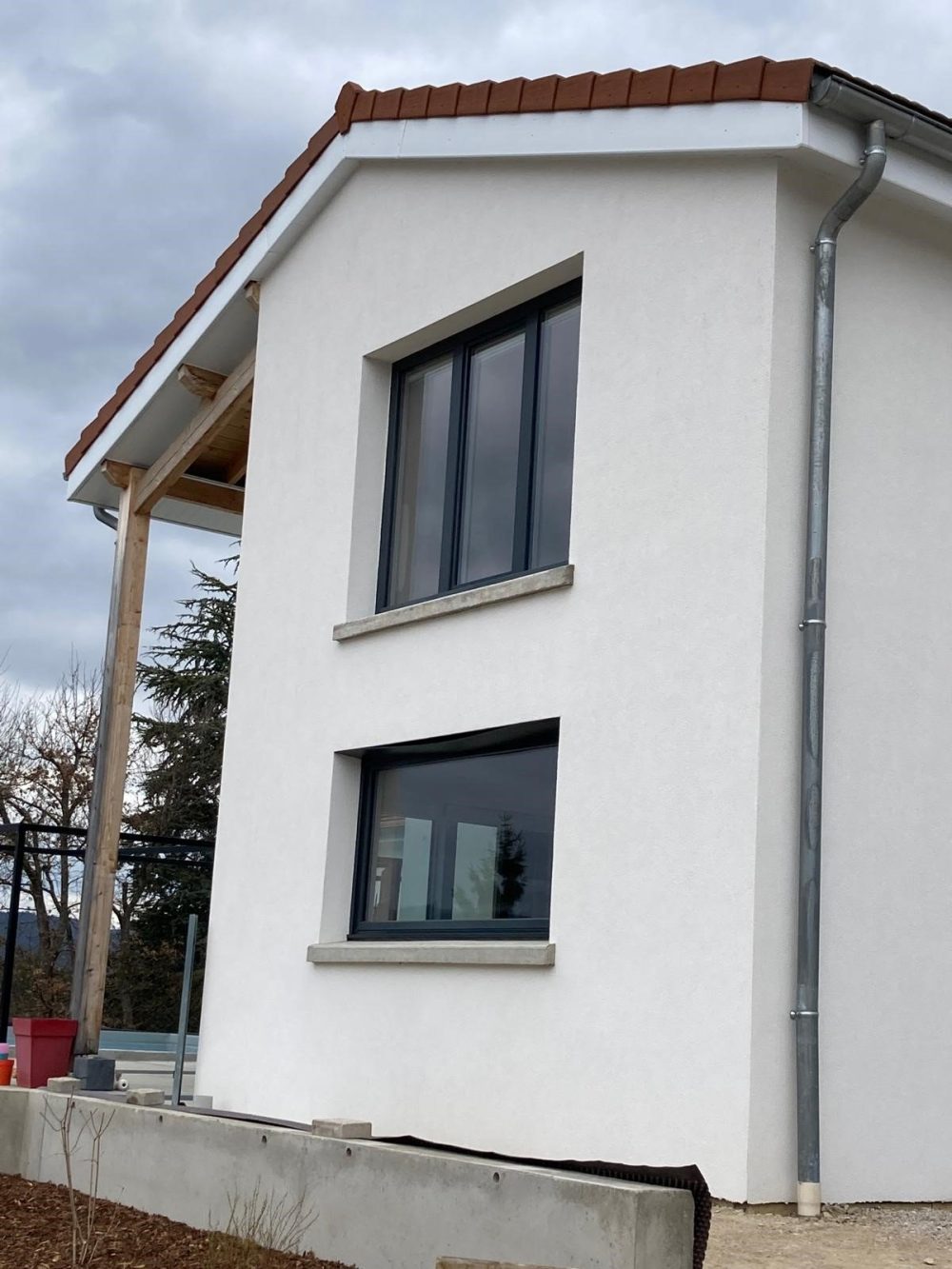 Maison individuelle rénovée avec isolation extérieure ITE finition enduit blanc lumineux