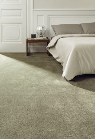 Moquette vert sauge chic dans une chambre élégante style haussmannien