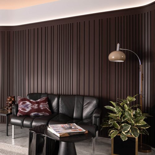 Panneau mural 3D tasseaux bois foncé pour structurer l'espace salon et isolation acoustique