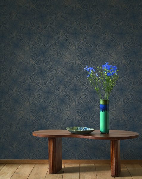 Papier peint bleu nuit texture textile et motifs graphiques rayonnants pour décoration chic