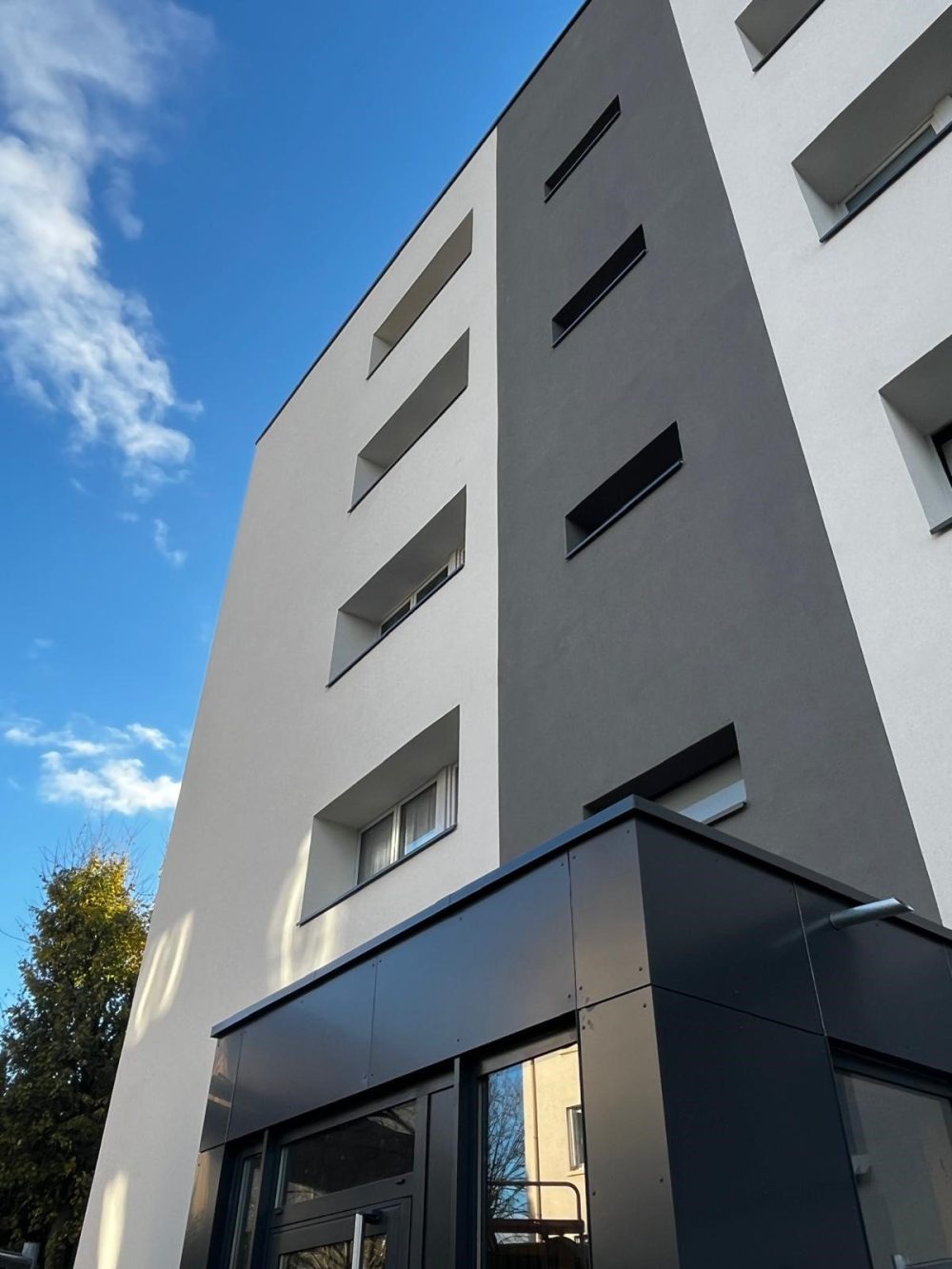 Rénovation façade immeuble ITE avec mix enduit blanc et bardage gris anthracite moderne