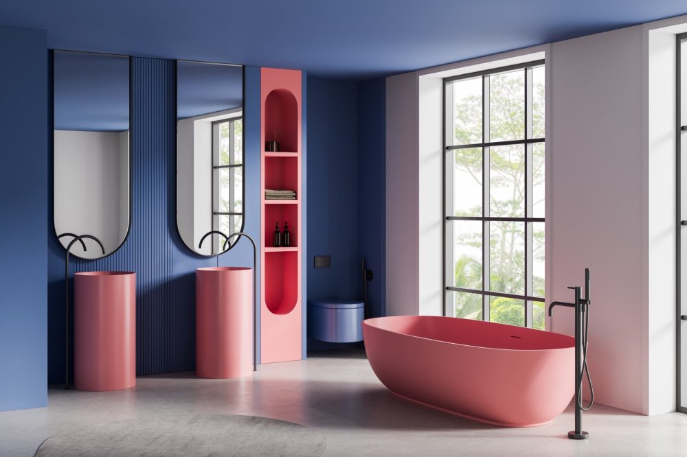 Salle de bain moderne avec plafond et murs peints en bleu profond résistant à l'humidité peinture spéciale pièces d'eau